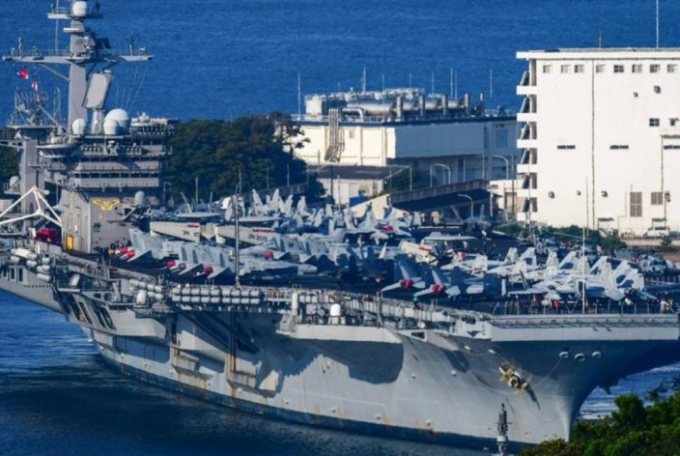 美国「卡尔·文森」号航母停泊在日本横须贺港。