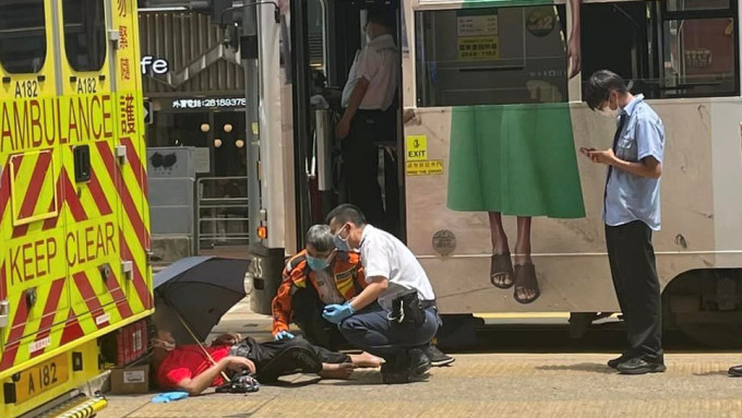 湾仔电车撞倒男途人脚伤 清醒送院。网上图片