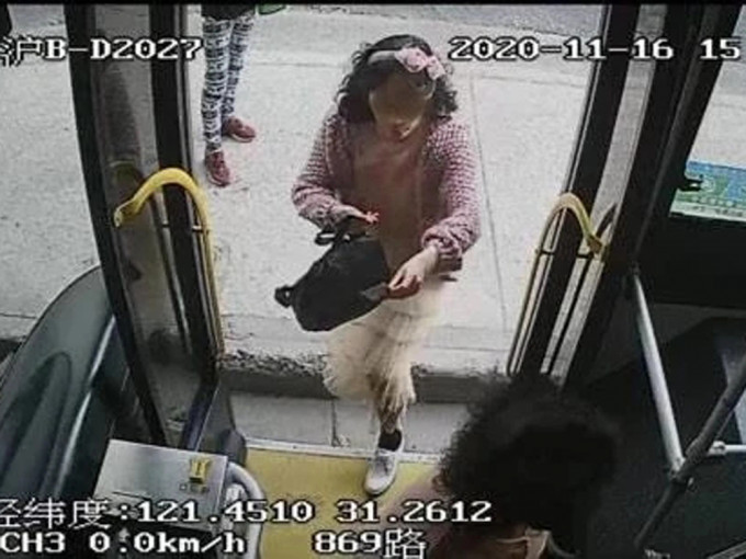 上海女乘客搭巴士拒戴口罩，車長報警。