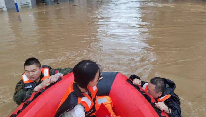 廣東多條河流出現洪水，附近居民被洪水圍困需要救援。