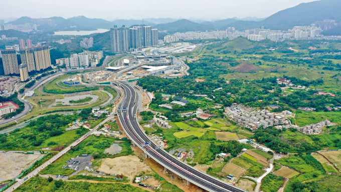 香园围口岸开通，让多条道路连接起来，令本港东面的经济活动变得「生猛」。