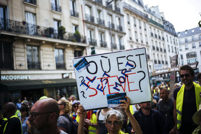 法國西部城市南特上周六有數百名民眾上街示威，抗議警方使用過度武力搜查音樂節。AP