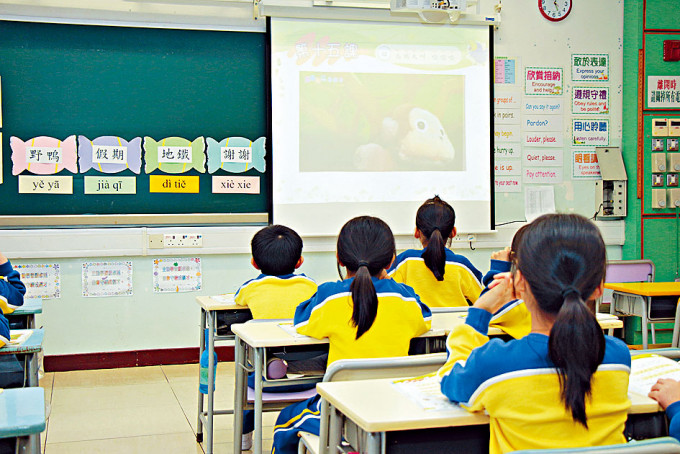 國家教育部發表報告，建議香港確立普通話和簡體字的法律地位。