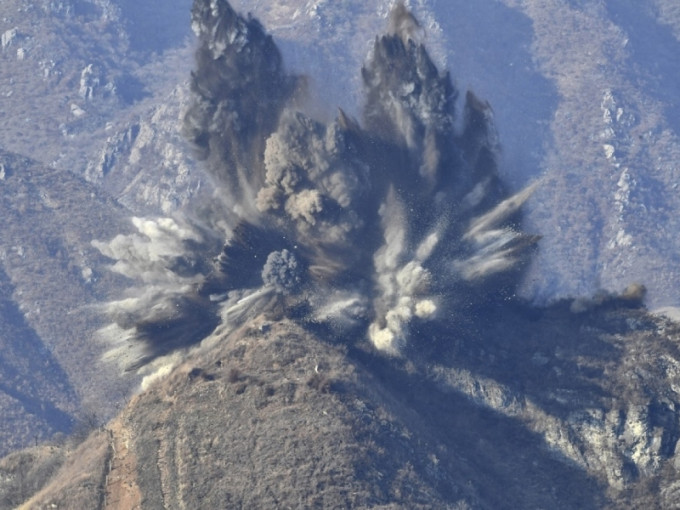 南韩国防部称北韩以爆破方式拆除非军事区哨站。AP