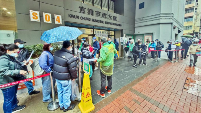 官涌体育馆社区疫苗接种中心外市民冒寒排队。