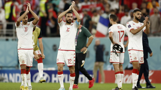 赢波出局的突尼西亚仍保持风度，鼓掌答谢球迷的支持。REUTERS