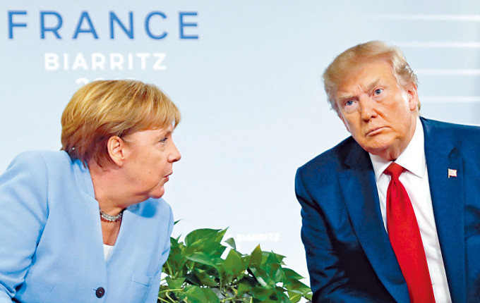 特朗普和默克尔去年八月在法国G7峰会会面。