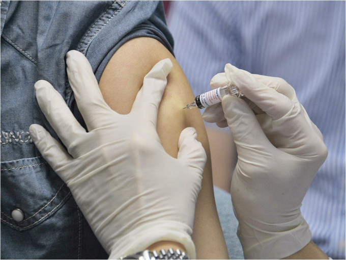 護士疑用染血的針筒為外籍市民注射疫苗。資料圖片