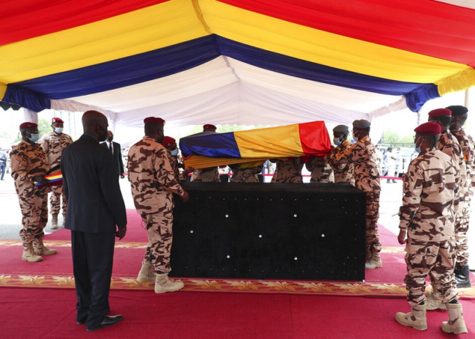 乍得為總統代比舉行喪禮，靈柩蓋上該國國旗。AP圖