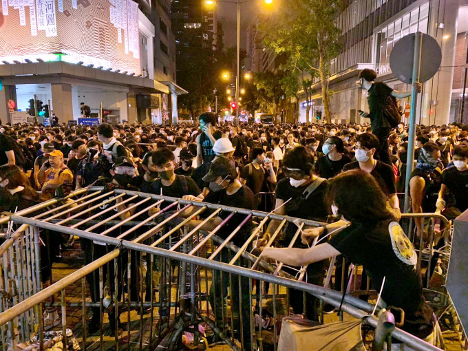 示威者昨晚再度包圍警總。