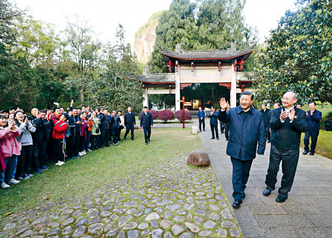 国家主席习近平前天在福建南平市朱熹园向游客挥手致意。