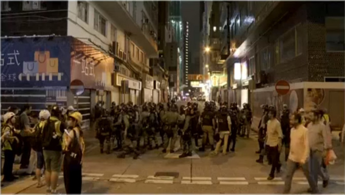 警察搜捕示威者。港台電視截圖
