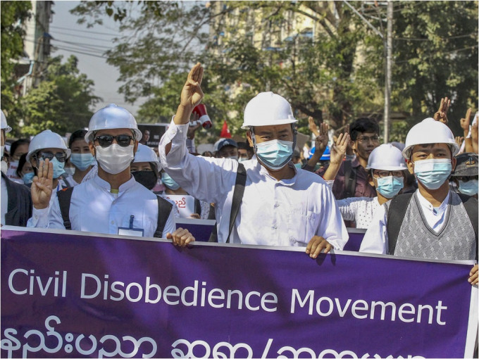 缅甸今早再有示威，大量公务员响应。AP