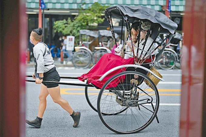 东京的浅草寺人力车周五接载游客。
