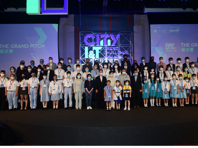 行政长官林郑月娥（中）与得奖队伍合照，她赞赏各队伍的精彩创意和现场表现。