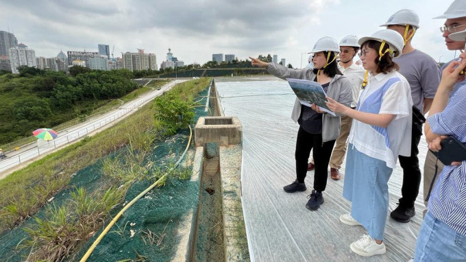 發展局局長甯漢豪今日（3日）應立法會議員陳月明邀請到打鼓嶺一帶考察。發展局Fb圖片