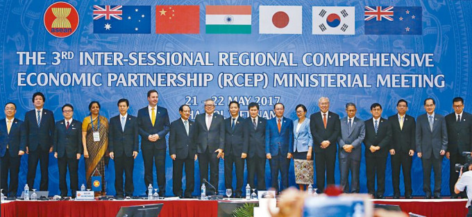 ■亚太区十多国的商务部长，二○一七年在越南河内出席RCEP会议。
