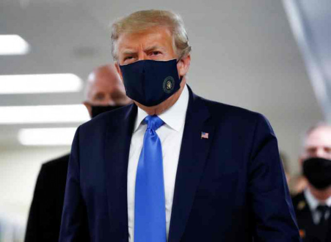 特朗普戴的口罩左下角縫上金色的總統標誌。AP