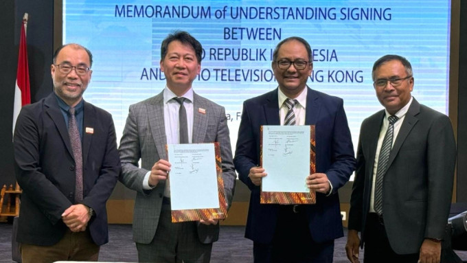 廣播處長張國財 (左二) 與印尼國家廣播電台總裁Hendrasmo ( 左三) 簽署合作備忘錄。
