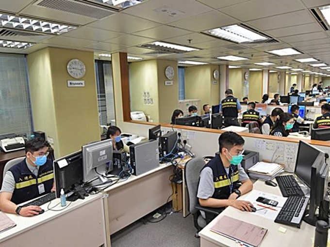 協助在外香港居民小組處理的港人求助來自世界各地，辦公室掛有多個顯示不同國家時間的時鐘。政府新聞處