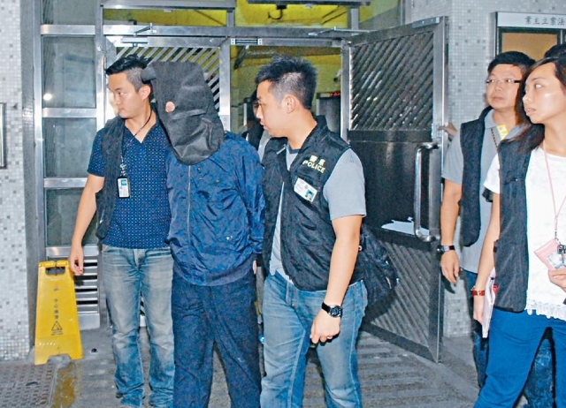 重案组探员押被告返回其翠林邨住所搜查。资料图片