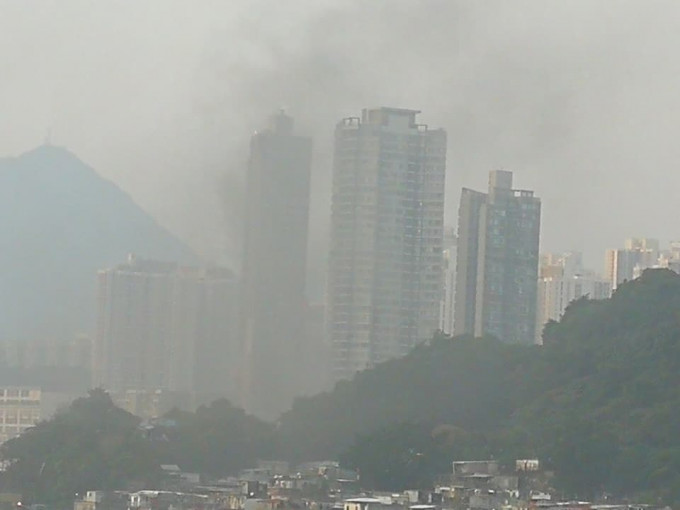 有市民在杏花邨亦望到火警浓烟。香港突发事故报料区fb群组