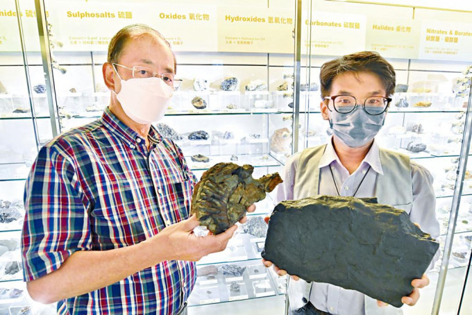 陳龍生（左）手持的菊石化石，與龍德駿手持的痕迹化石，均為在港發現迄今最大的同類化石，推斷分別屬於侏羅紀及二疊紀時期。