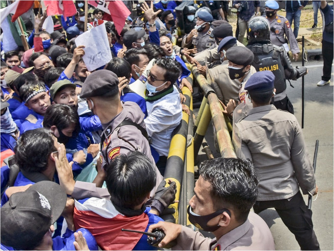 印尼周二（6日）发生大规模示威，警方指拘捕了23人。AP图片