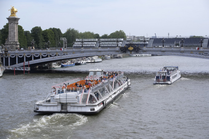 塞纳河「亚历山大三世桥」河段是巴黎奥运铁人3项之一游泳比赛的预定地点。美联社