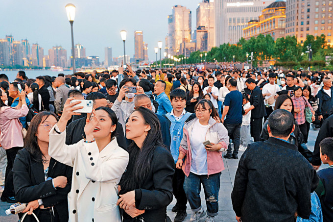遊客前晚在上海外灘觀賞拍攝黃浦江兩岸美景。