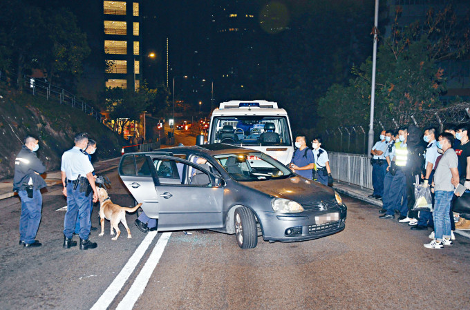 警方擒毒男，帶來緝毒犬搜車。