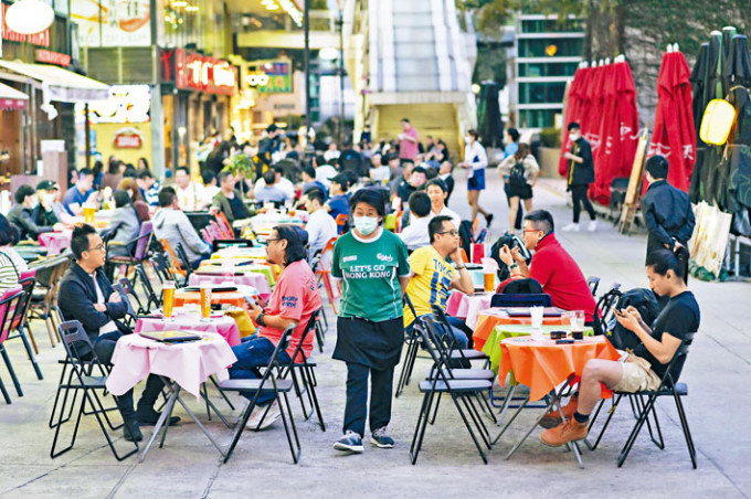 酒吧食肆等高風險地方仍有不少市民幫襯。