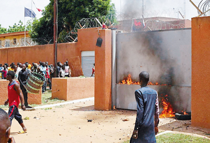 尼日尔示威者包围法国大使馆，有人在门口纵火。
