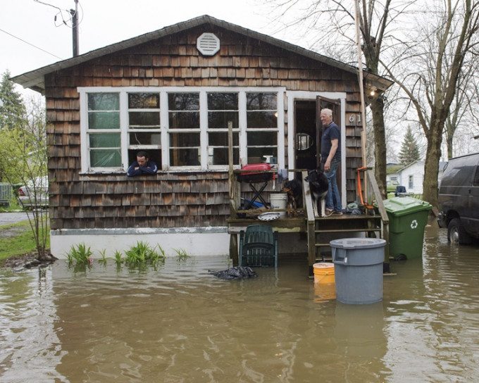 房屋被水圍困。AP