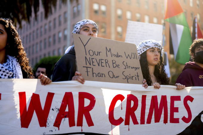 有示威者呼吁加沙停火，谴责以色列战争罪行。美联社