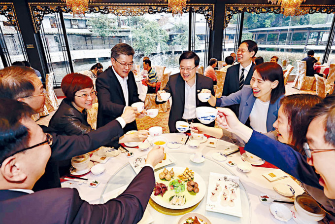 大湾区内地考察旅程最后一天，行政长官李家超和广州市市长郭永航相约到一家具岭南园林特色的粤菜酒家饮早茶。