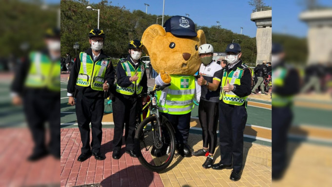 醫療輔助隊成員等到將軍澳跨灣大橋單車徑派單張，提醒注意安全，黃金寶亦有出席。黃俊碩fb
