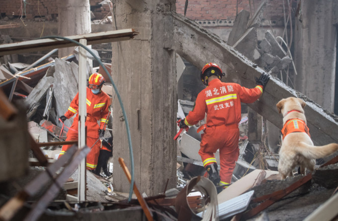 湖北十堰天然气爆炸增致25人死亡，消防员继续搜救工作。（新华社图片）