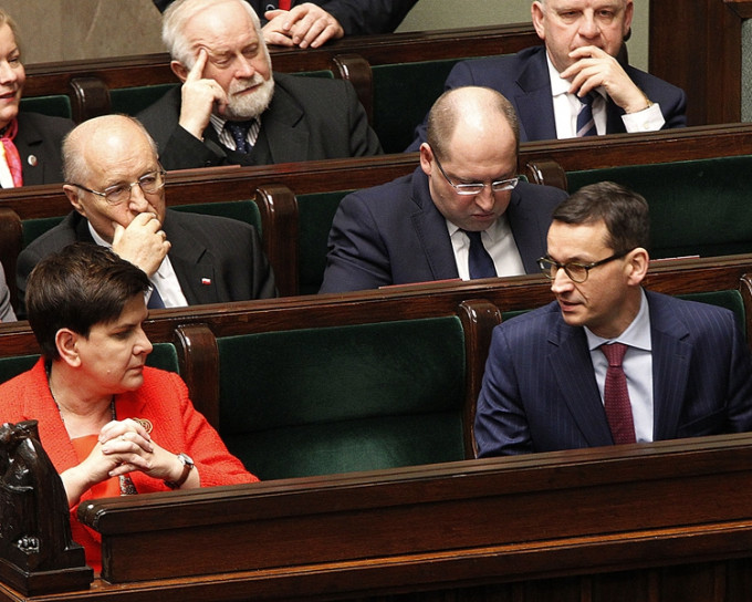 席多（前排左）周四提出辞职，其职位莫拉维茨基（前排右）接替。美联社