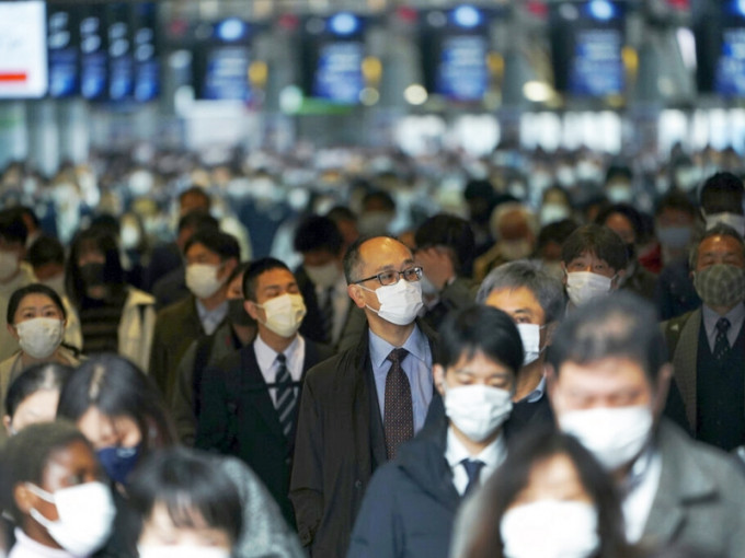 據報日本政府計畫向民眾發出電子「疫苗護照」。AP圖片