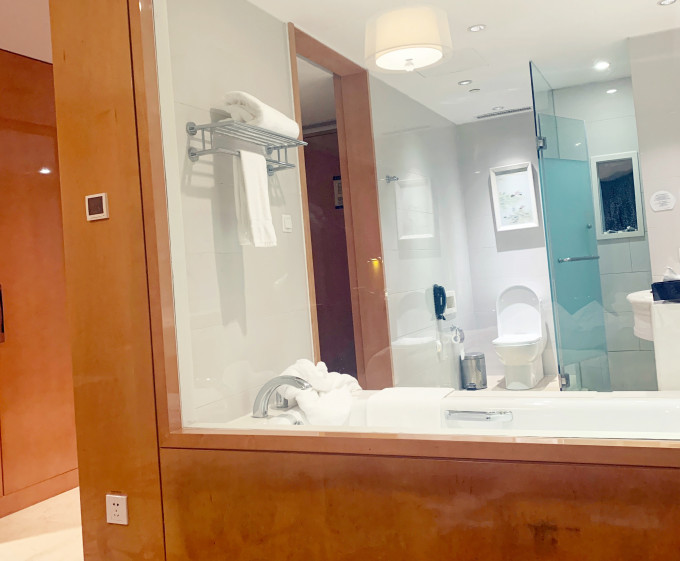 网民称不能接受洗手间设透明玻璃间隔，感觉似酒店。网上示意图片