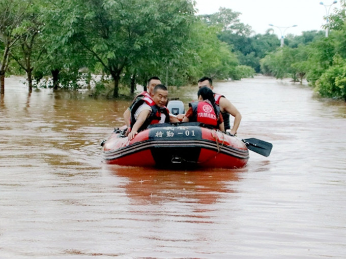 河南暴雨致302人遇难，50人失踪。新华社图片