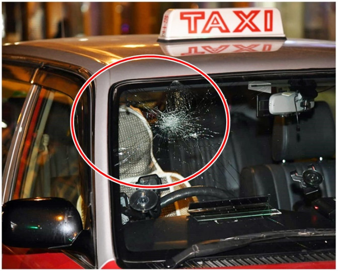 的士车头玻璃受损（红圈示）。