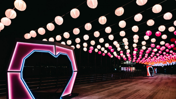 沿东涌东海滨长廊设置的心型霓虹拱门。 政府图片