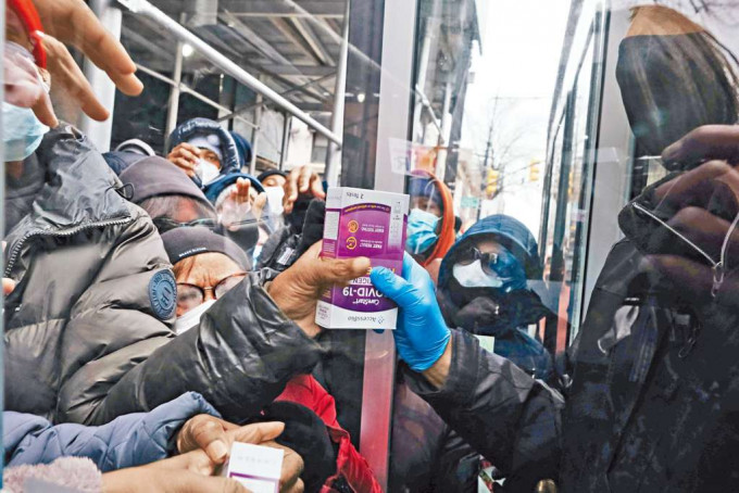 ■纽约市布鲁克林区上周五有大批民众在街上排队，等候领取当局派发的新冠肺炎测试剂盒。