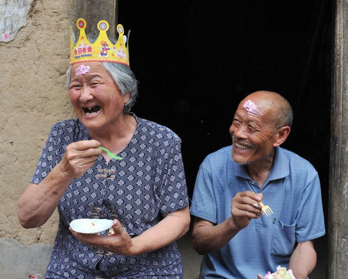 王玉蘭早前與老伴李明堂慶祝80歲生日。