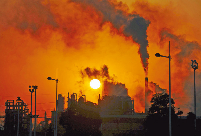 中國作為世界工廠，減排壓力大，不少企業需要購買碳額度。