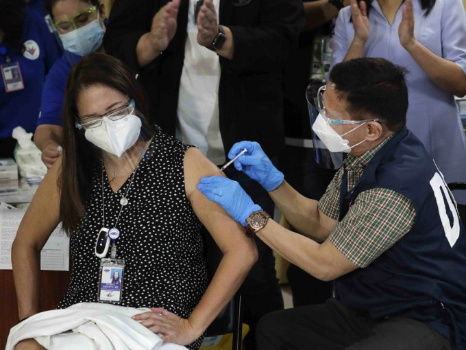 菲律賓衛生部長接種中國科興新冠疫苗。AP圖片