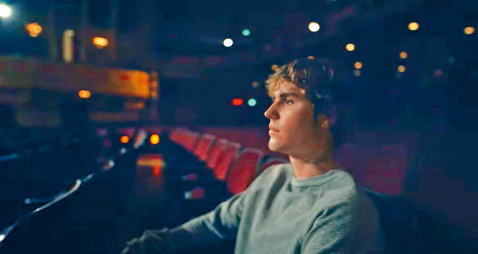 Bieber坐在台下欣賞雅各的演出。