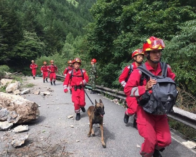 救援隊派出多人攜同搜救犬徒步進入熊貓海。